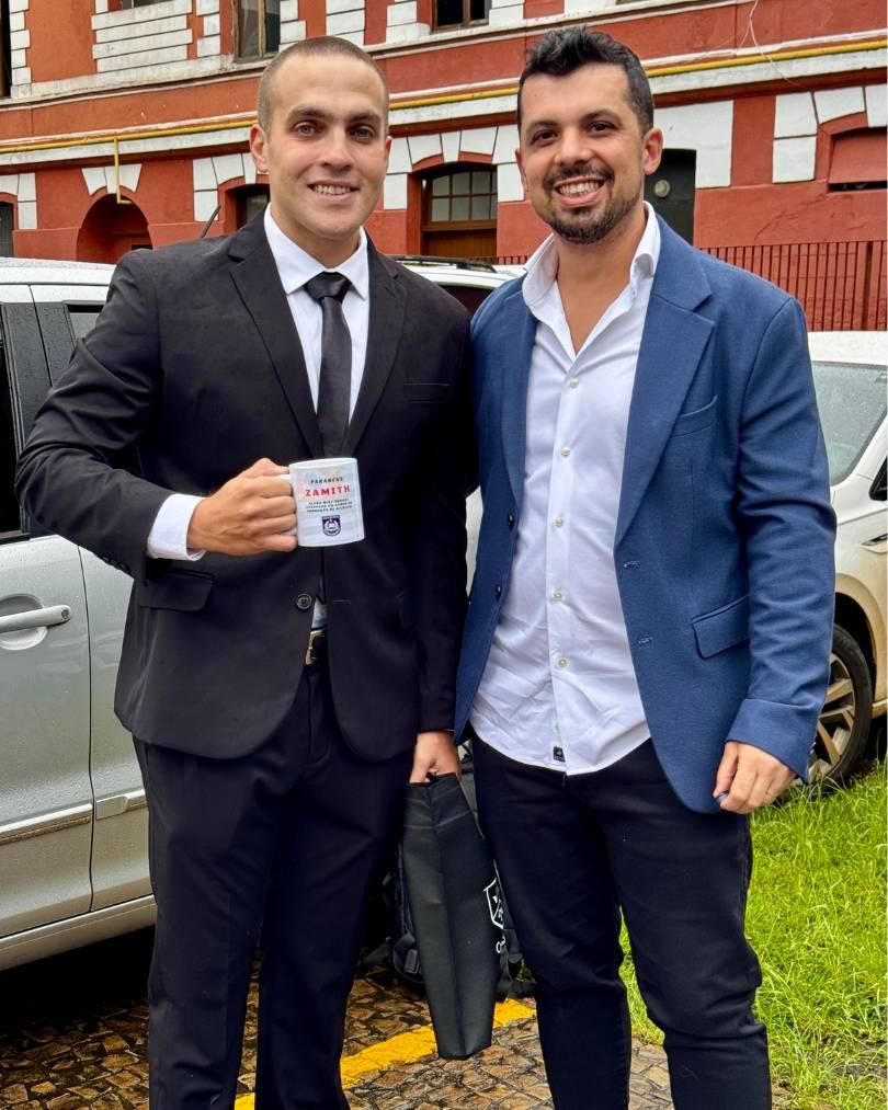 Aluno aprovado Zamith com a equipe Mike School