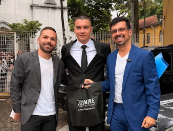 Prof. Ricardo com a equipe da Mike School e o 1º colocado da APMBB