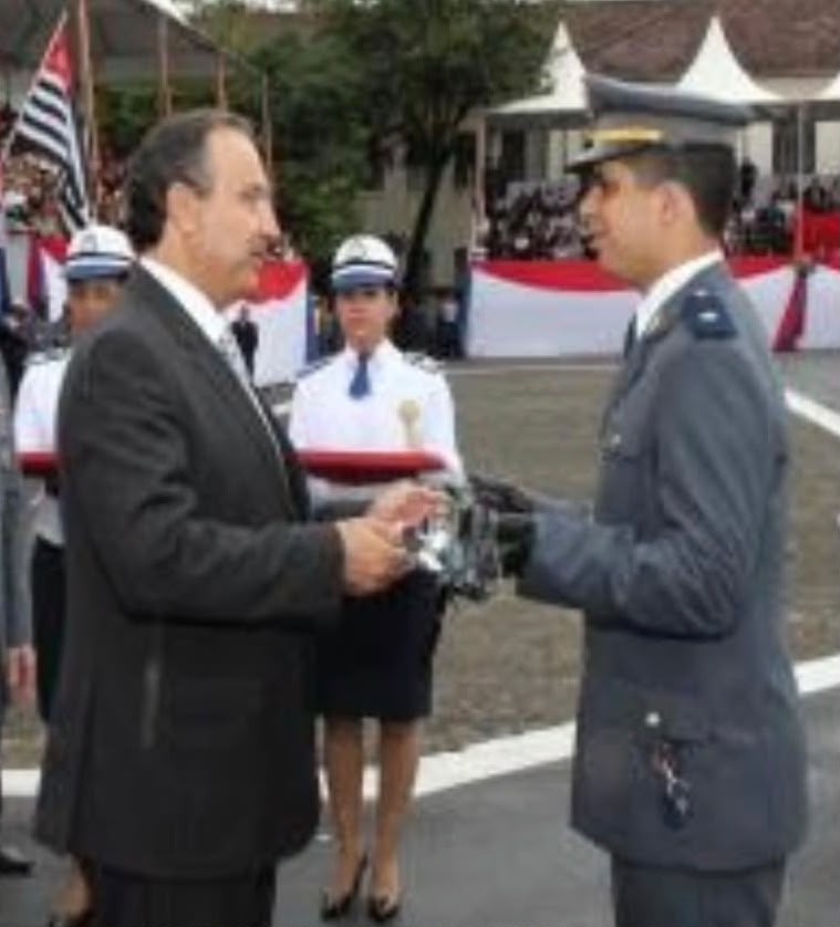 Prof. Ricardo recebendo honraria em formatura da APMBB