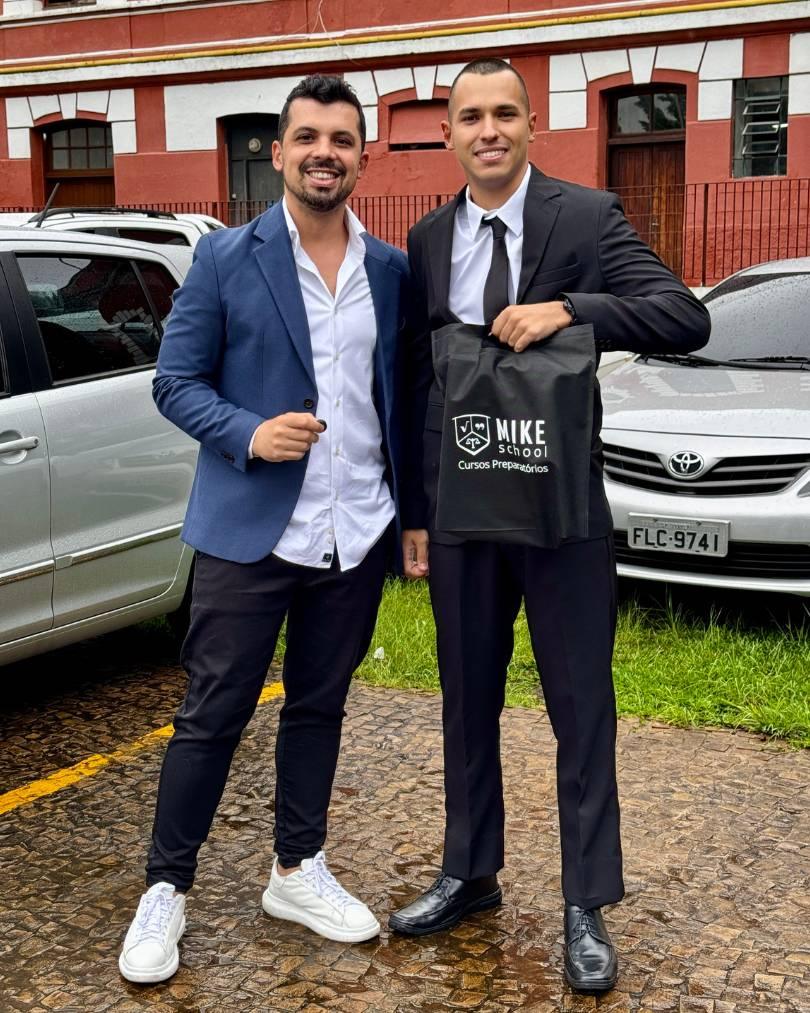 Aluno aprovado recebendo kit da Mike School