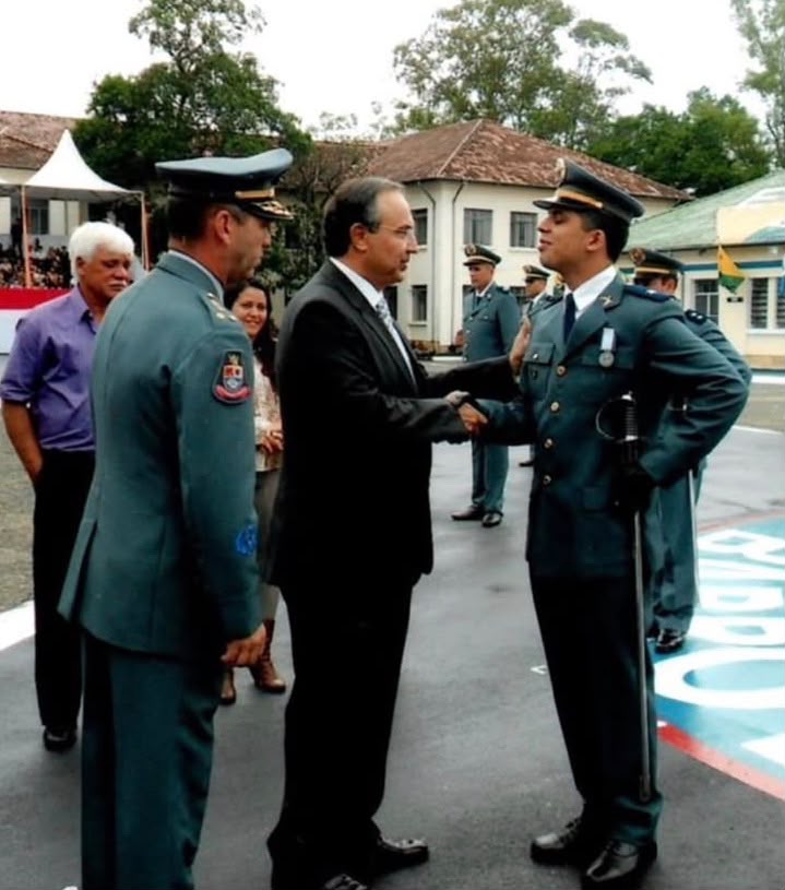 Prof. Ricardo sendo cumprimentado em cerimônia militar